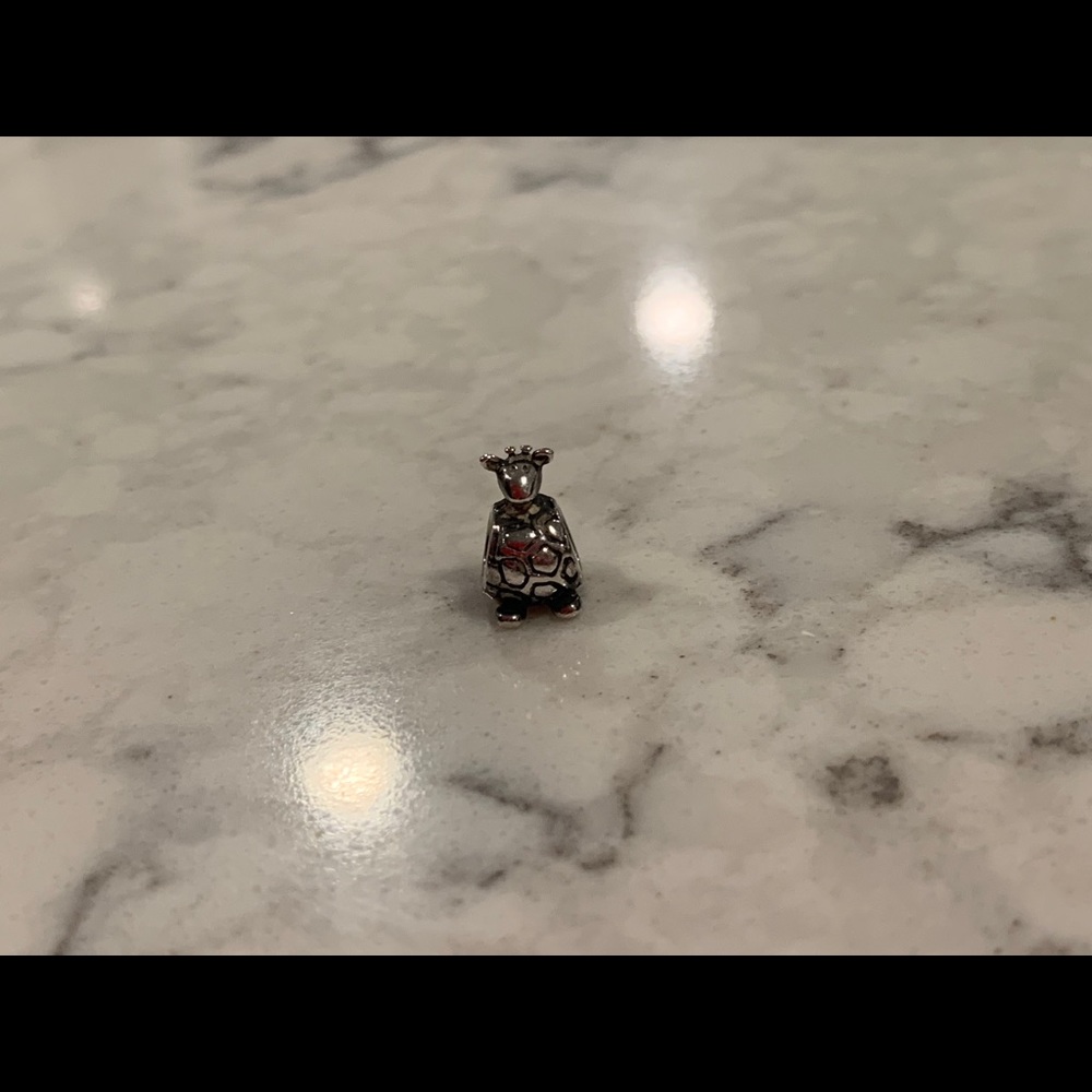 Pandora giraffe charm